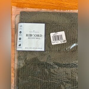 NWT Area Rug 20in x 34x